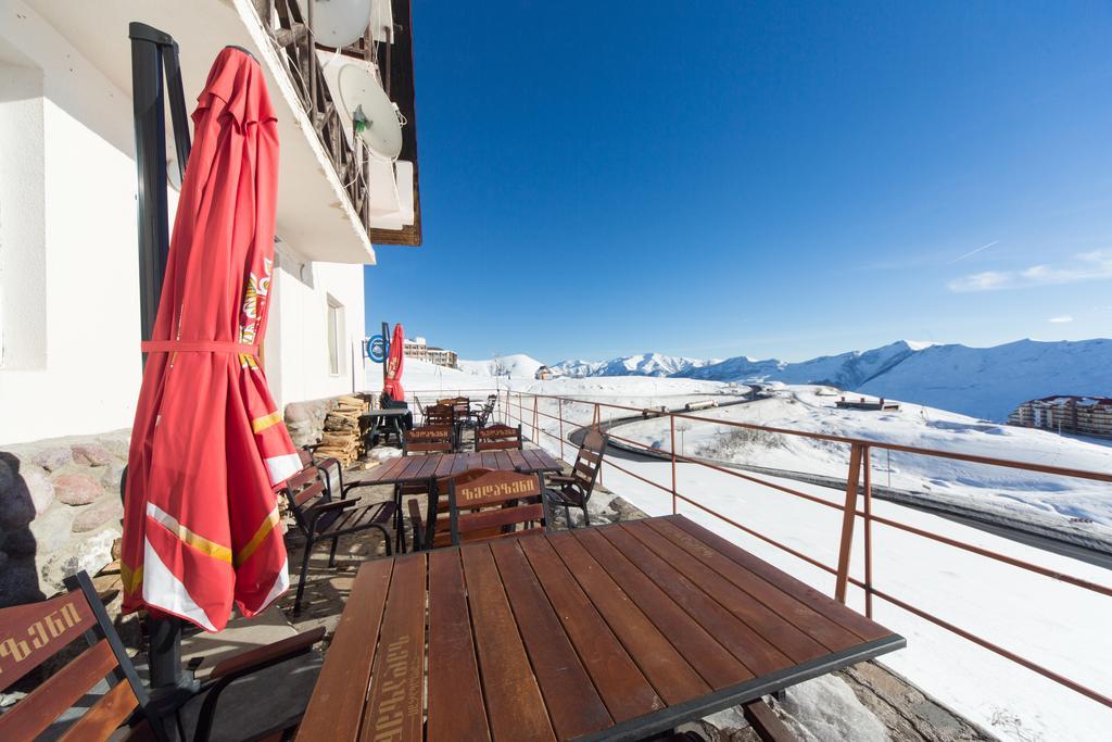 Snow House Hostel Гудаури Екстериор снимка
