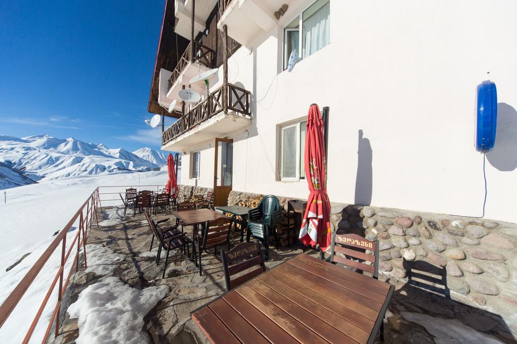 Snow House Hostel Гудаури Екстериор снимка